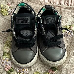 Converse boy shoes size 7